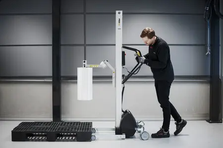 Carretilla eléctrica Protema levantando bobina en planta industrial