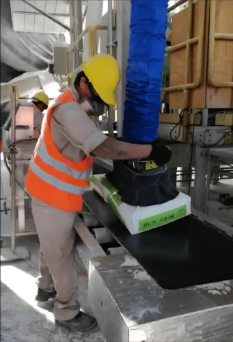 Operador manipulando saco de acido bórico en minería con equipos de vacío TAWI.