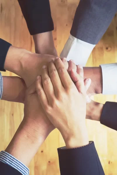 Manos agrupadas haciendo sentido de colaboración y equipo