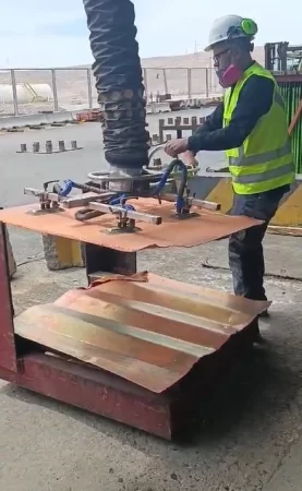 Operario de Arstecne manipulando un equipo de elevación de cátodos de cobre en minería Centinela